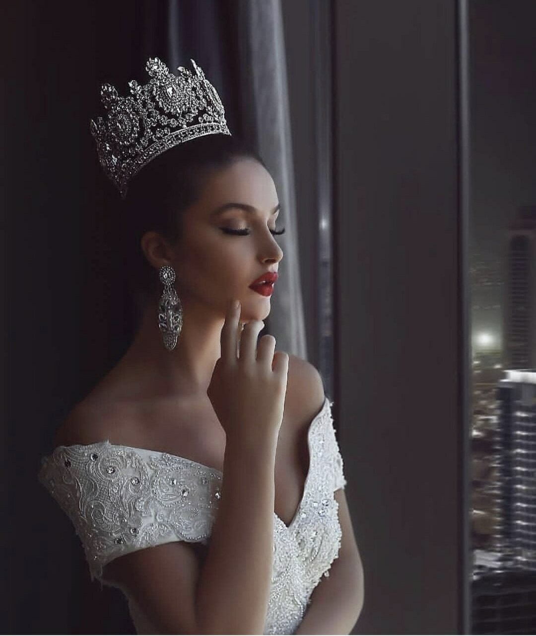 red, jewlery, lips and princesse