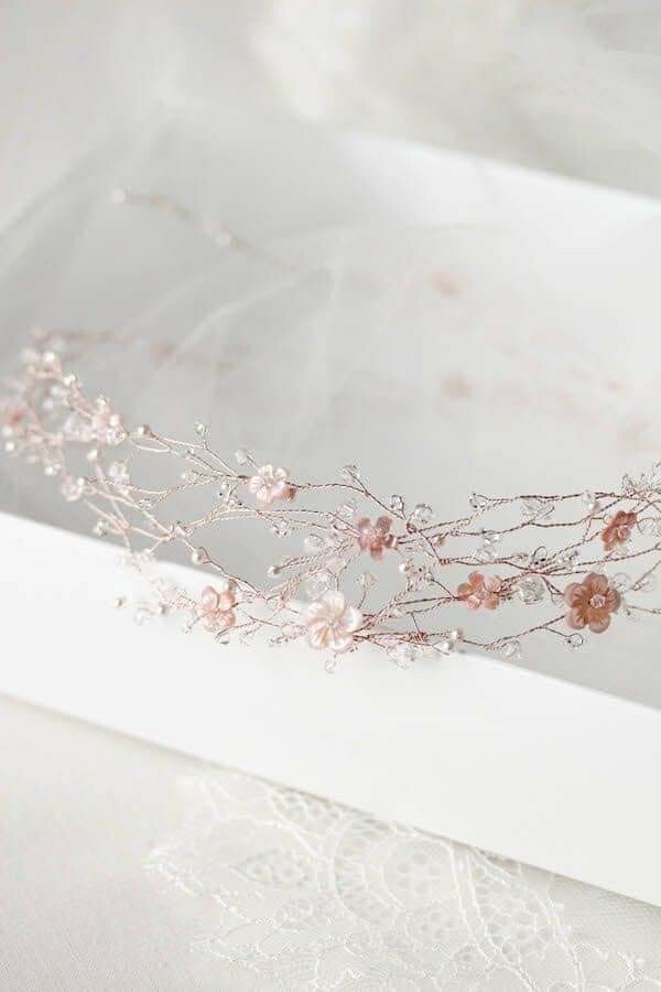 flowers, hair, detail and accessories