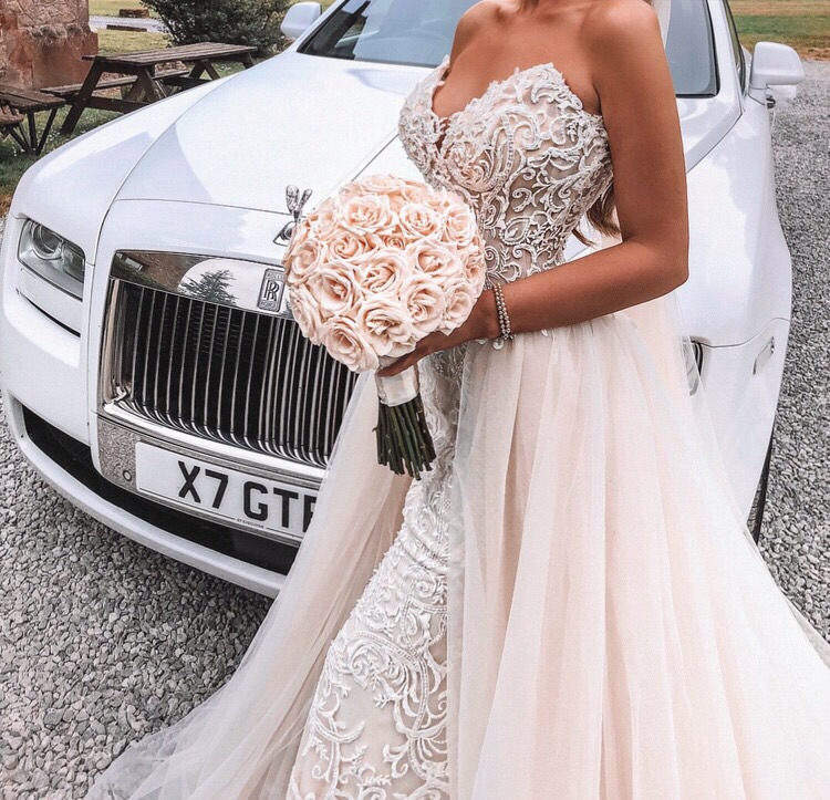 wedding dress, big day, bride and flowers