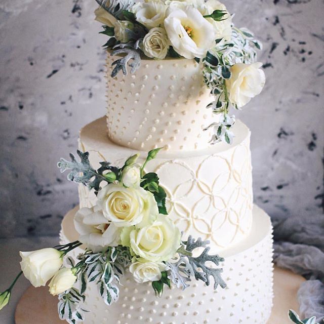 wedding motive cake, bridesmaids, wedding dress and wedding cake