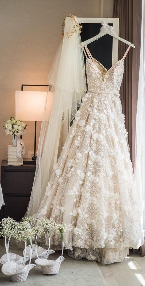 bridesmaids, wedding dress, wedding motive cake and wedding cake