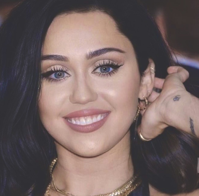 miley cyrus, hair, Queen and wedding dress