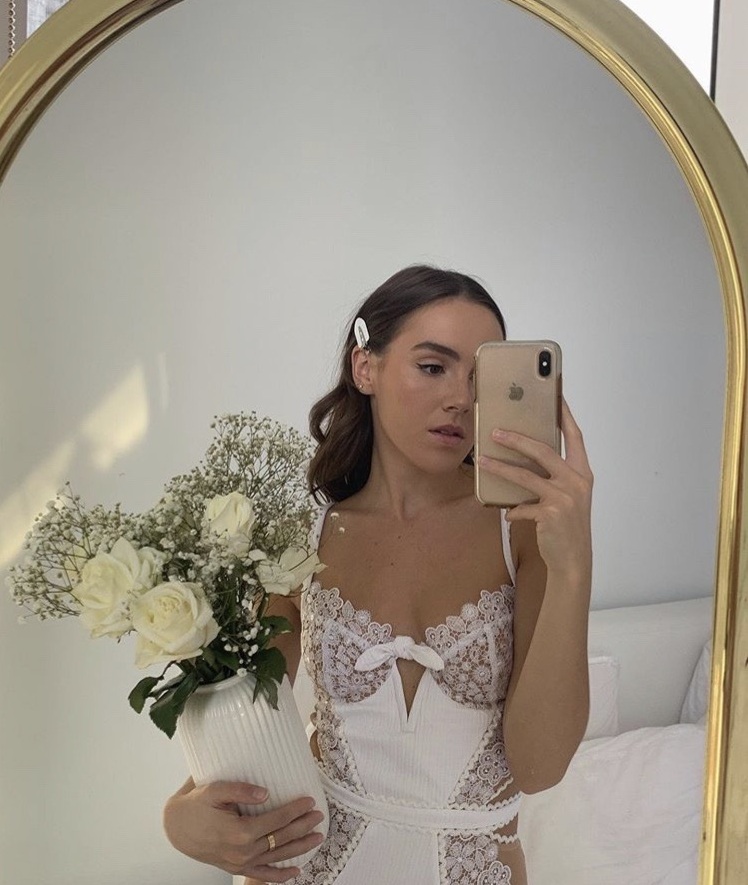 dress, flowers, accesorios and makeup
