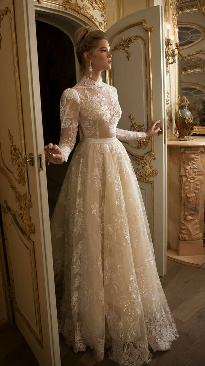 king, gold, dress and Queen