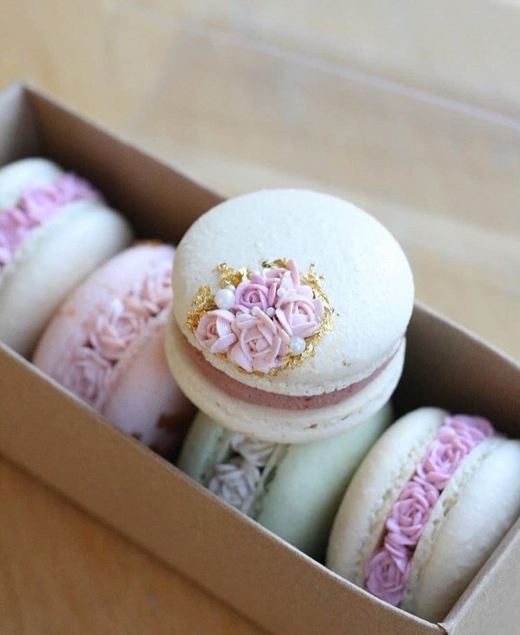 lifestyle, macaroons, flowers and foodies