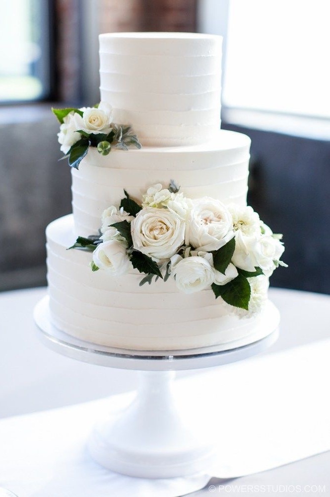 wedding decor and wedding cake