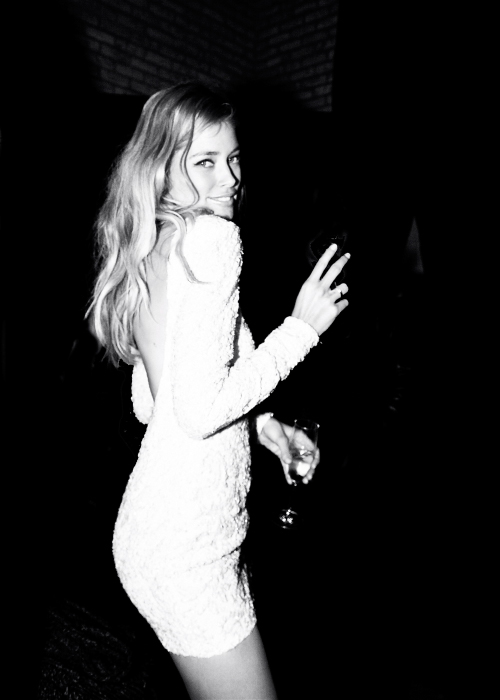 hair, party, chic dress and blonde