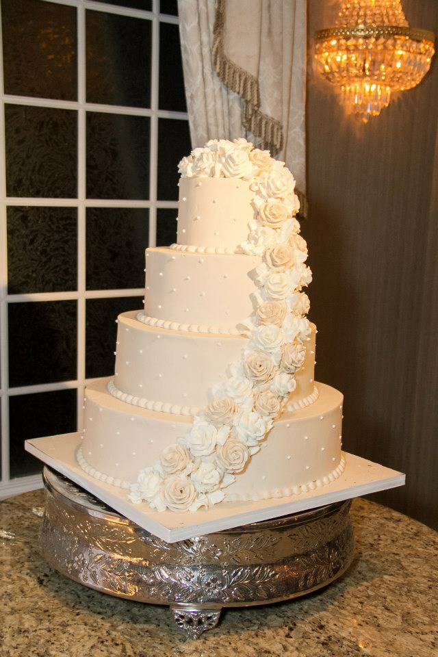 white wedding cake, yumme, gold and white