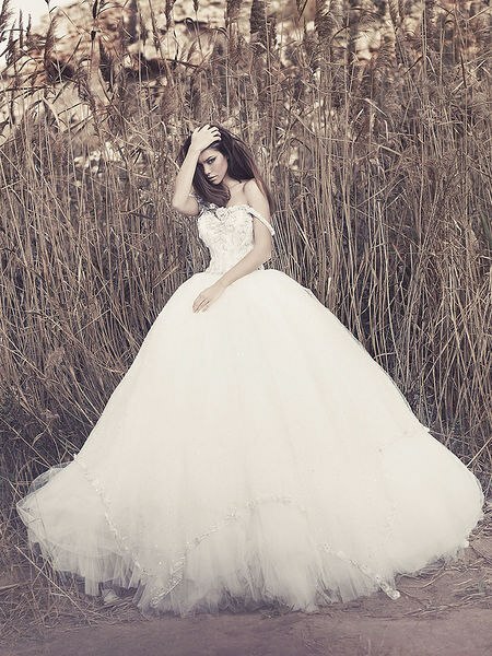 wedding dress and julia kontogruni