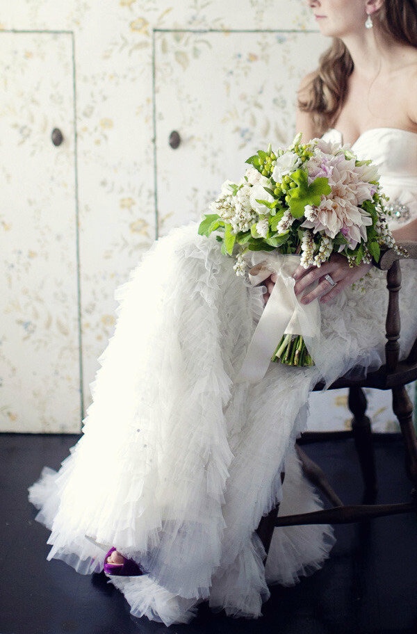belle, jeune mariée, bouquet and robe de mariée