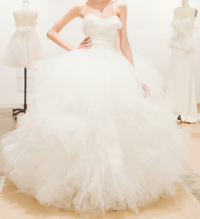 K, roupas and bride's dress