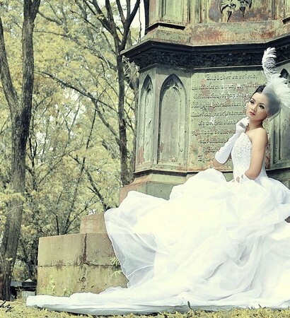 monument, bride and dress