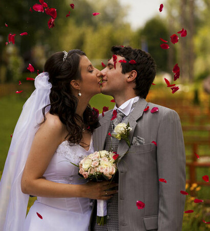 passion, groom and benches