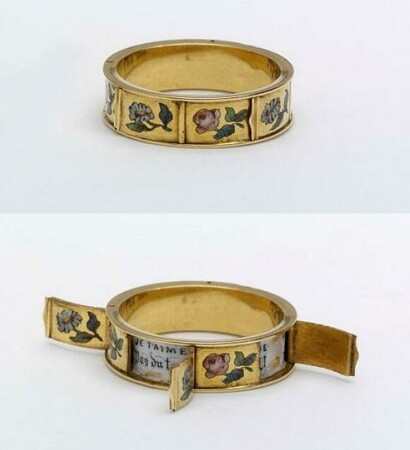 ring, chanel and Queen