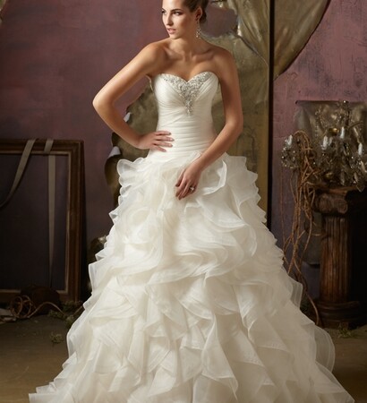 sweetheart neckline, chapel train and organza wedding dress