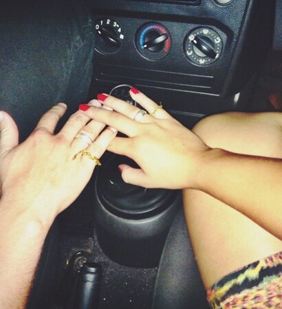 couple, hands and alianca