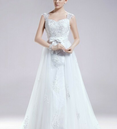 lvory wedding dress, wedding dress and hairstyle