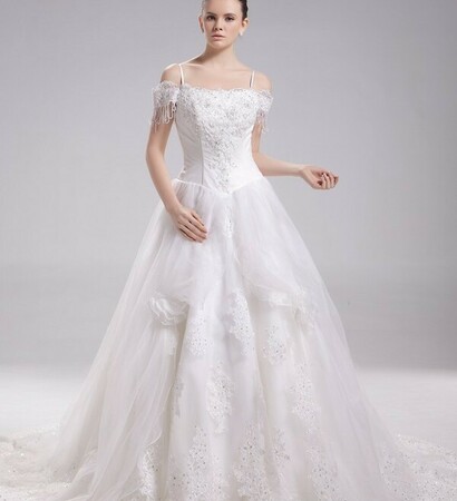 long wedding dress, lace wedding dress and hairstyle