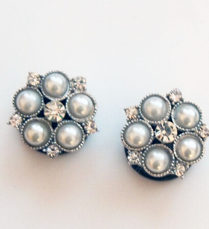 vintage style, pearls and wedding plugs