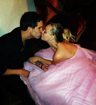 kaley, dress and cuoco