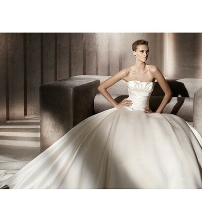 chapel train, strapless and girdling waist