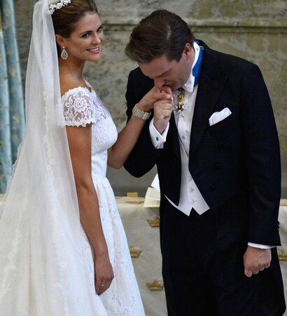kiss, gentleman and bride
