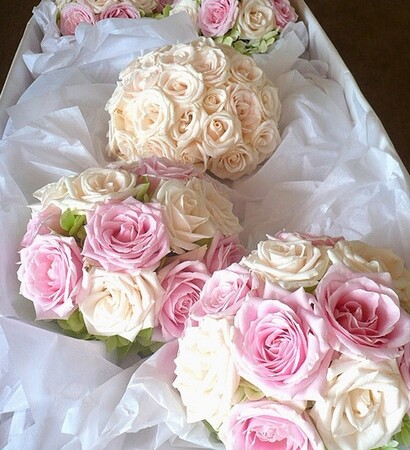 white roses, pink roses and wedding ideas