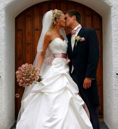groom, bride and kiss
