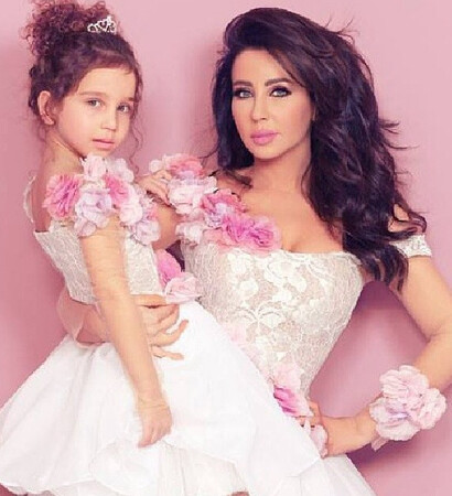 flower girl, wedding dress and mummy