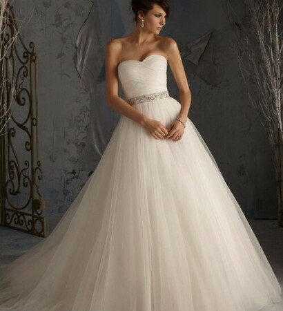white, wedding dresse and girl