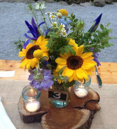 center piece, pretty and daisies