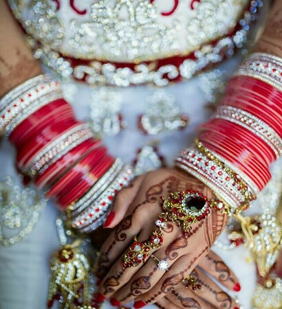 lehenga, mehendi and dulhan