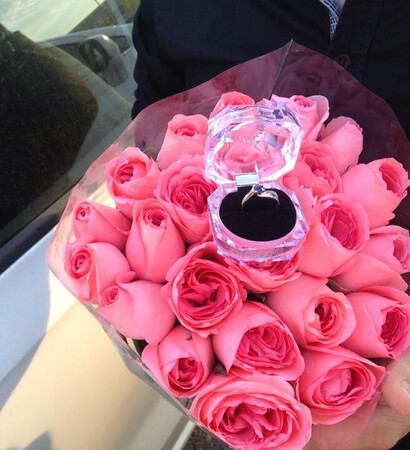 anillo, novios emoción and flores