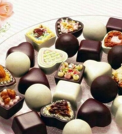 wedding arrangements, white and black and sweets