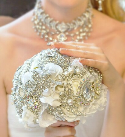novia, joya and bouquet