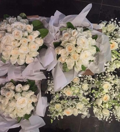 white flowers, wedding flowers and roses