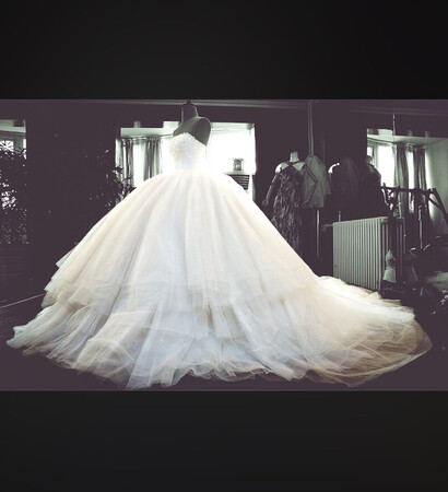 Queen, wedding dress and like