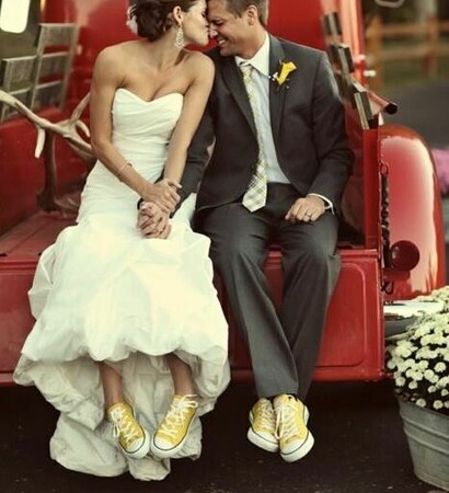 wedding photography, red car and bridal
