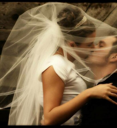 bride, kiss and lift