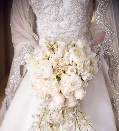 white wedding bouquet and en
