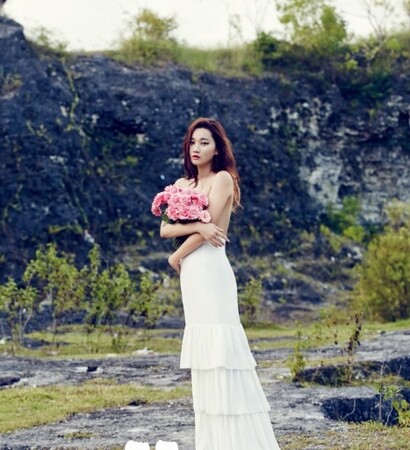 rose bouquet, pink flowers and simple wedding dress