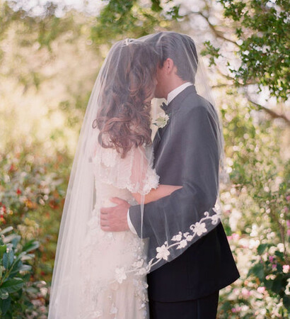 wedding couple, amazing veils and wedding photo idea
