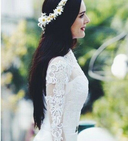 feride Şadoğlu, stylish and bride