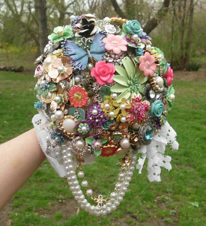 rhinestone, broche bouquet and pink