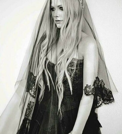 wedding dress, Queen and Avril Lavigne