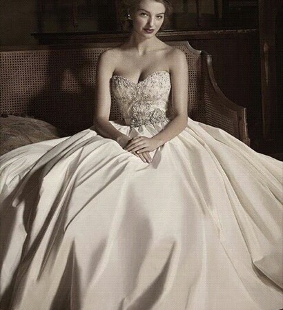 wedding dress, hairstyle and vestido de novia