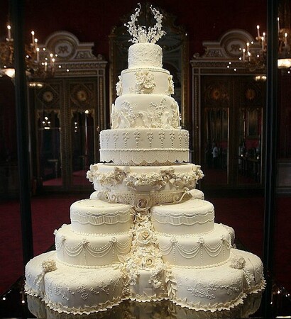 weddingdress, wedding cake and wedding decoration