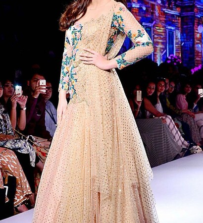 lehenga, weddingootd and kriti sanon