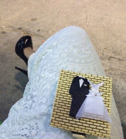 ابيضً, easel and white dress