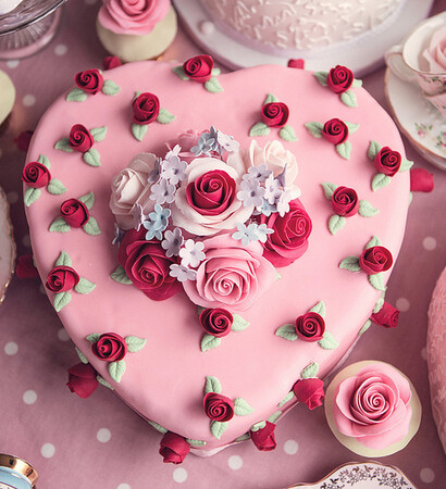 cath kidston cakes, sugar roses and cake table